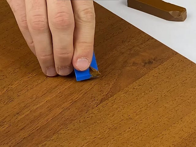 Небольшие царапины, выбоины и сколы можно исправить с помощью ремонтной пасты для ламината или воскового карандаша 
